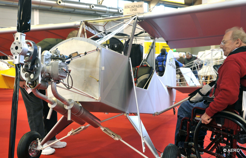 Lanitz-Aviation Stand: B1 - 119Die neue ESCAPADE Kid ist der Einstieg in die 120kg-Klase. Der Doppelsitzer ist auch ffuer Rollstuhlfahrer geeignet.
