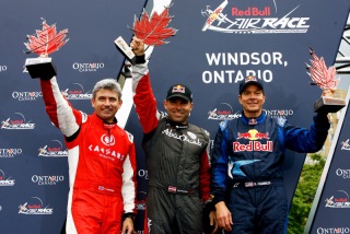 100115980DM031_Podium_Race_