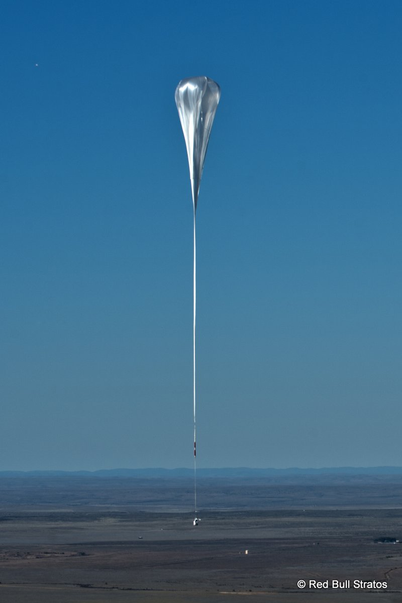 The balloon lifts up during the final manned flight for Red Bull Stratos in Roswell, New Mexico, USA on October 14, 2012.Â 