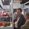 Fachbesucher begutachten die Neuheiten von Schuco. / Trade fair visitors examine the novelties by Schuco.