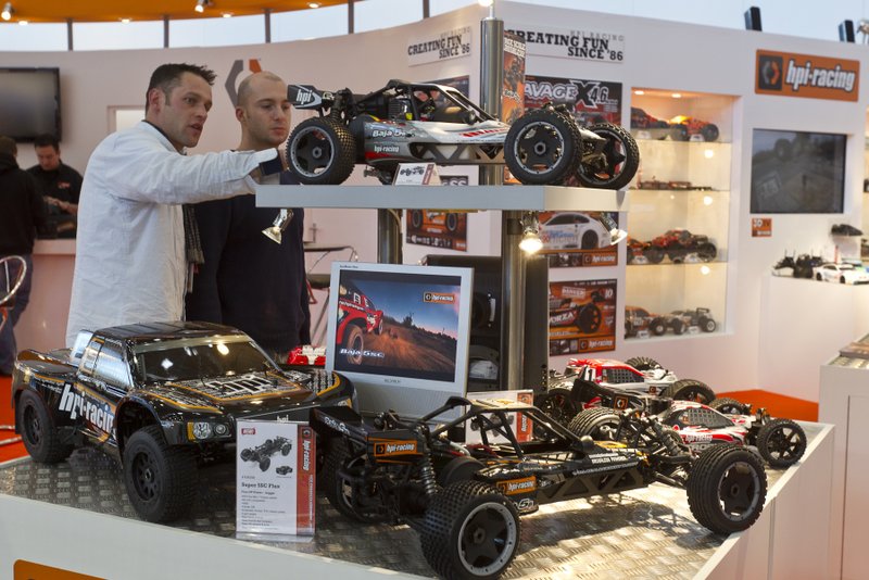 Fachbesucher interessieren sich fuer die neuesten Modelle bei HPI Racing. / Trade fair visitors are very interested in the latest models by HRI Racing.