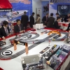 Mit den Slotfahrzeugen der DSlot43-Serie von Kyosho ist beim Rennen alles moeglich. / The slot vehicles of the DSlot43 series by Kyosho guarantee an exciting race.