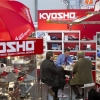 Fachbesucher informieren sich am Stand von Kyosho. / Trade fair visitors catch up on novelties at the Kyosho stand.