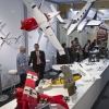 Fachbesucher interessieren sich fuer die neuesten Modelle bei robbe. / Trade fair visitors are very interested in the latest models by robbe.