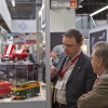 Fachbesucher begutachten die Neuheiten von Schuco. / Trade fair visitors examine the novelties by Schuco.