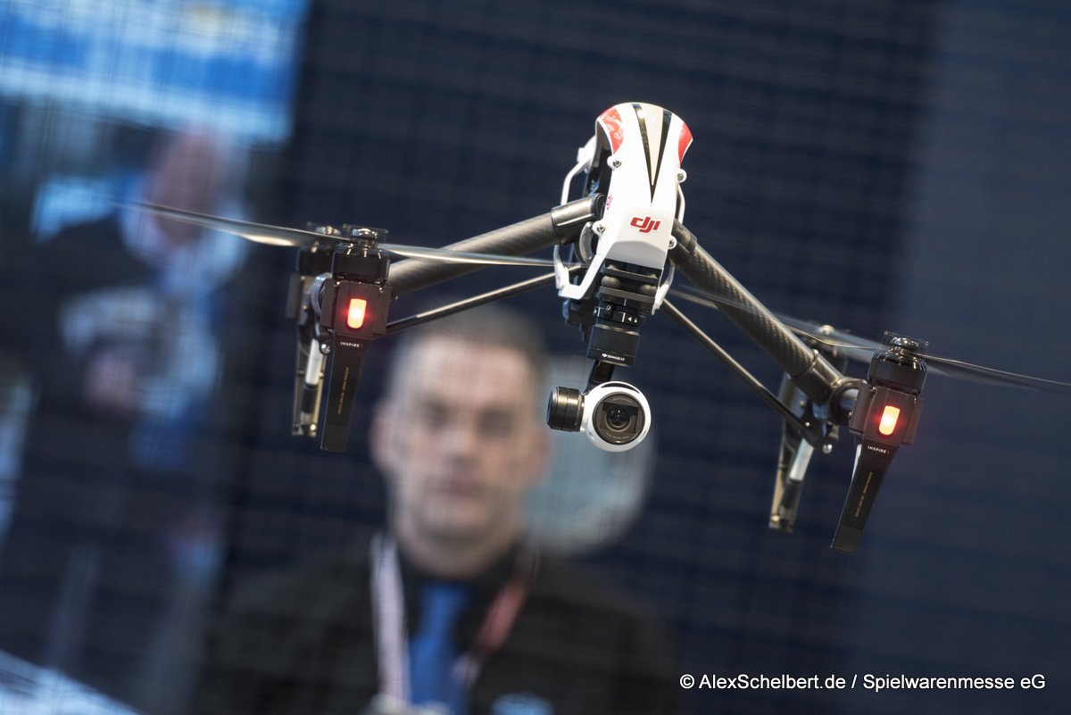 Globe Flight zeigt einen Carbon Quadcopter mit 12 Megapixel Kamera. (Globe Flight displays a Carbon Quadcopter with a 12 megapixel camera.)