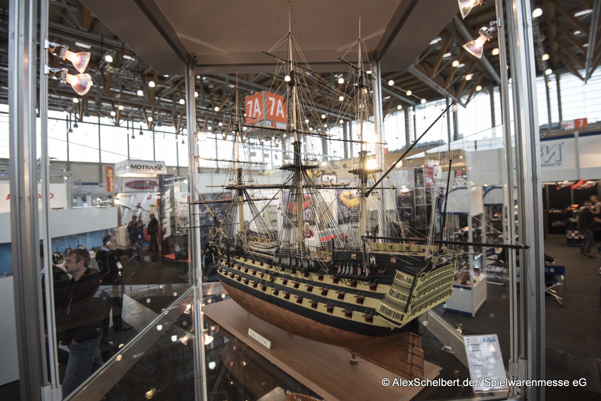 Die HMS Victory vom Modellbauer krick ist aus CNC gefrÃ¤sten Sperr- und Edelholz. (Die HMS Victory from model-makers Krick is made out of CNC milled plywood and precious wood)