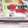 Die Queen Mary 2 hat am Stand von Graupner angelegt. (The Queen Mary 2 has arrived at the Graupner stand.)